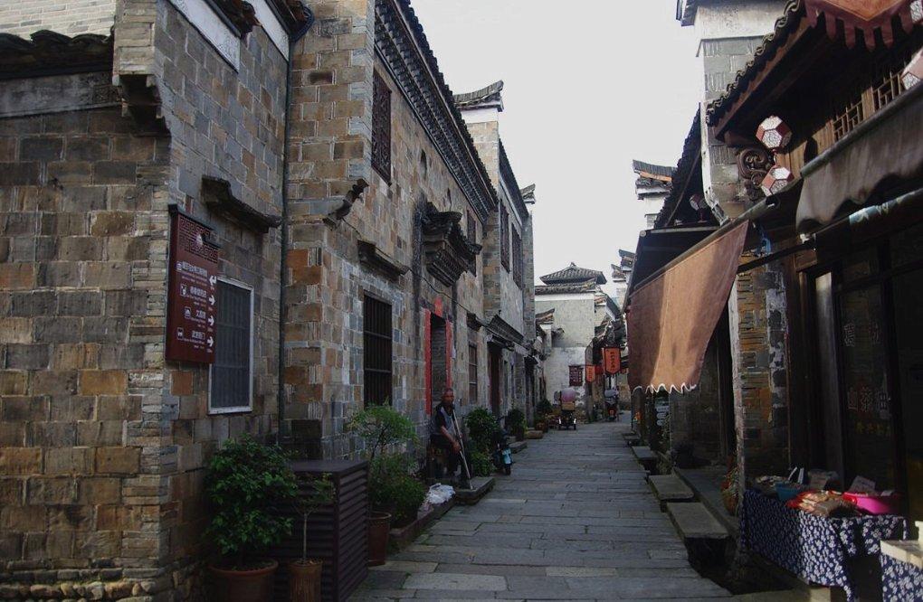 搭上养老金买的房自己却做不了主?宁波一小区业主因封窗问题跟物业开战!保安竟蹲到家门口,太荒唐…