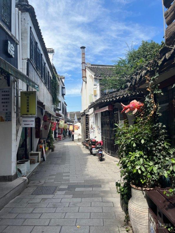 万幸！深陷泥潭失温严重的老人，等到了那束光